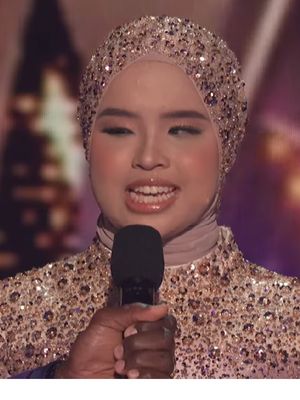Penyanyi Putri Ariani tampil membawakan lagu U2 berjudul I Still Haven't Found What I'm Looking For di babak semifinal America's Got Talent 2023.