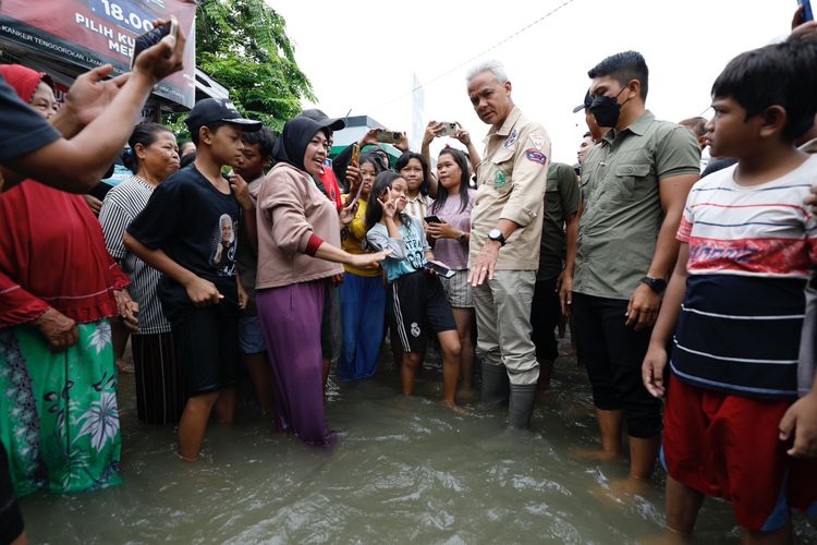 Capres nomor urut 3 Ganjar Pranowo saat mengunjungi korban banjir bandang di Grobogan, Jawa Tengah, di sela-sela kampanye akbar, Rabu (7/2/2024).