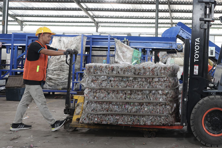 Proses Daur Ulang Botol Plastik di tempat pengolahan sampah Rekosistem, disampaikan dalam email Rekosistem.