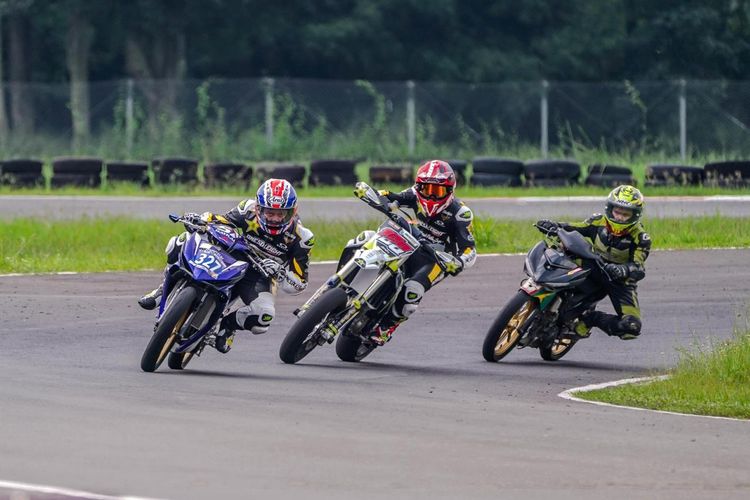 Tim balap supermoto dan motocross OneSixEight mengadakan latihan tertutup di Sirkuit Karting Sentul, Bogor, Jumat (17/4/2020).