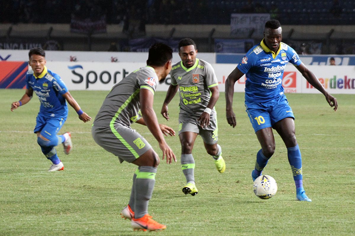 Penyerang Persib Bandung, Ezechiel NDouassel (kanan), mencoba melewati hadangan bek Borneo FC, Wildansyah saat kedua tim bertemu pada putaran pertama lalu, di Stadion Si Jalak Harupat, Kabupaten Bandung. 