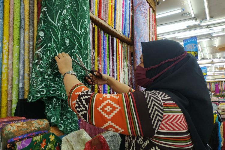 Pedagang tekstil dan tailor di Pasar Baru