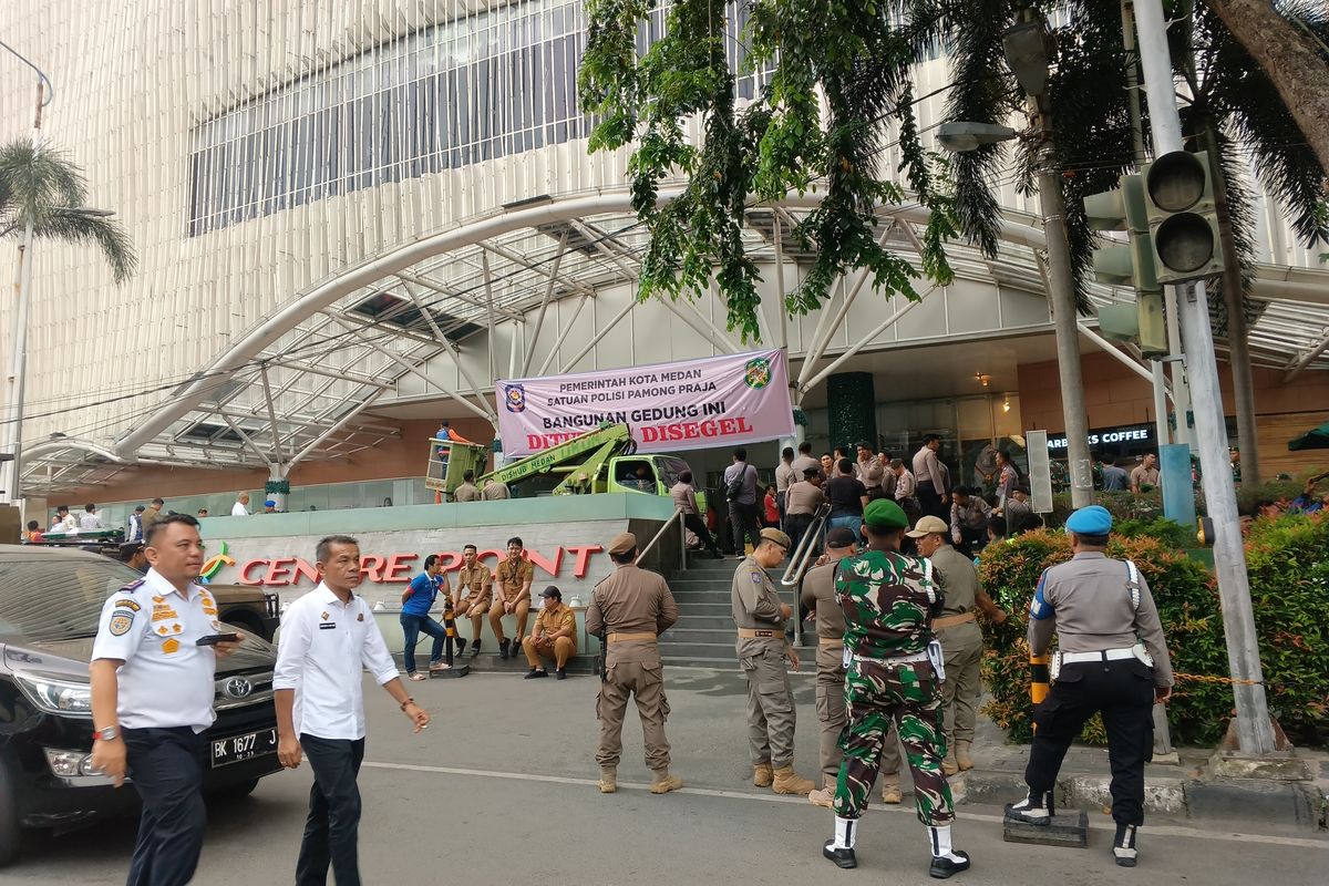 Penampakan Mall Center Point yang disegel Pemko Medan karena menunggak pajak Rp250 Miliar, Rabu (15/5/2024)