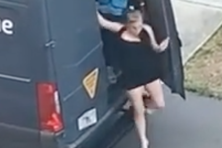 Tangkapan layar dari video perempuan keluar dari belakang mobil boks Amazon. Kurir jasa pengiriman tersebut langsung dipecat setelah video ini viral, karena mengizinkan orang yang tidak berkepentingan masuk ke dalam mobil.