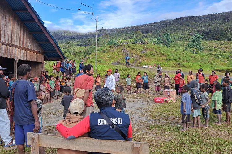 Kementerian Sosial (Kemensos) menyalurkan bantuan bagi warga distrik Amuma, Panggema dan Anggruk, Kabupaten Yahukimo, Provinsi Papua Pegunungan yang tengah mengalami bencana kelaparan. 
