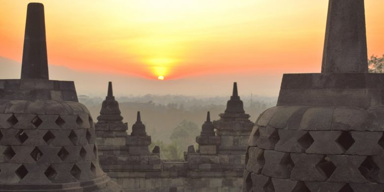 Ilustrasi senja di Candi Borobudur.