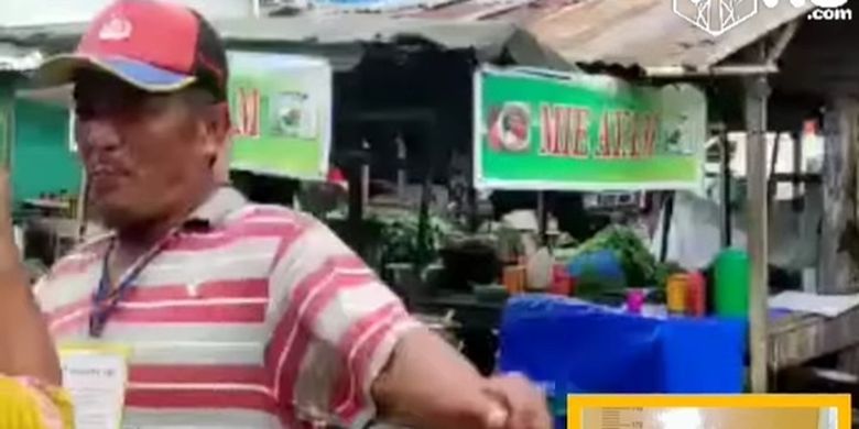 Tangkapan layar video detik-detik penjaga parkir di pasar tradisional Pajak Palapa, Brayan, Kota Medan meludahi perempuan yang diduga enggan membayar parkir pada Sabtu (26/11/2021). Videonya viral di media sosial.