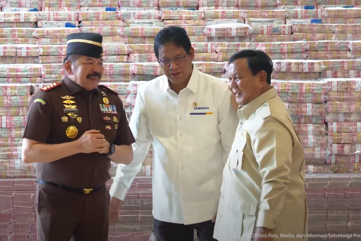 Jaksa Agung Burhanuddin, Menkeu Purbaya, dan Presiden Prabowo, di depan tembok duit korupsi ekspor CPO yang dikembalikan ke negara, 20 Oktober 2025. (YouTube Sekretariat Presiden)