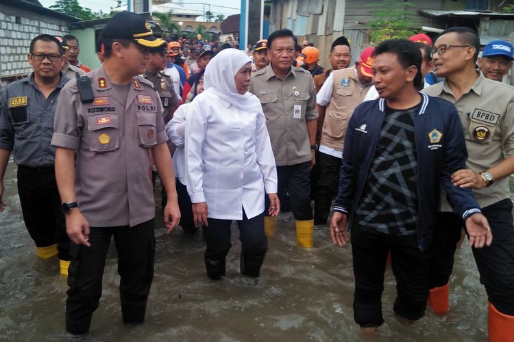 Gubernur Jawa Timur Khofifah Indar Parawansa (tengah) saat meninjau banjir luapan Kali Lamong di Desa Guranganyar, Kecamatan Cerme, Gresik, Rabu (8/1/2020).