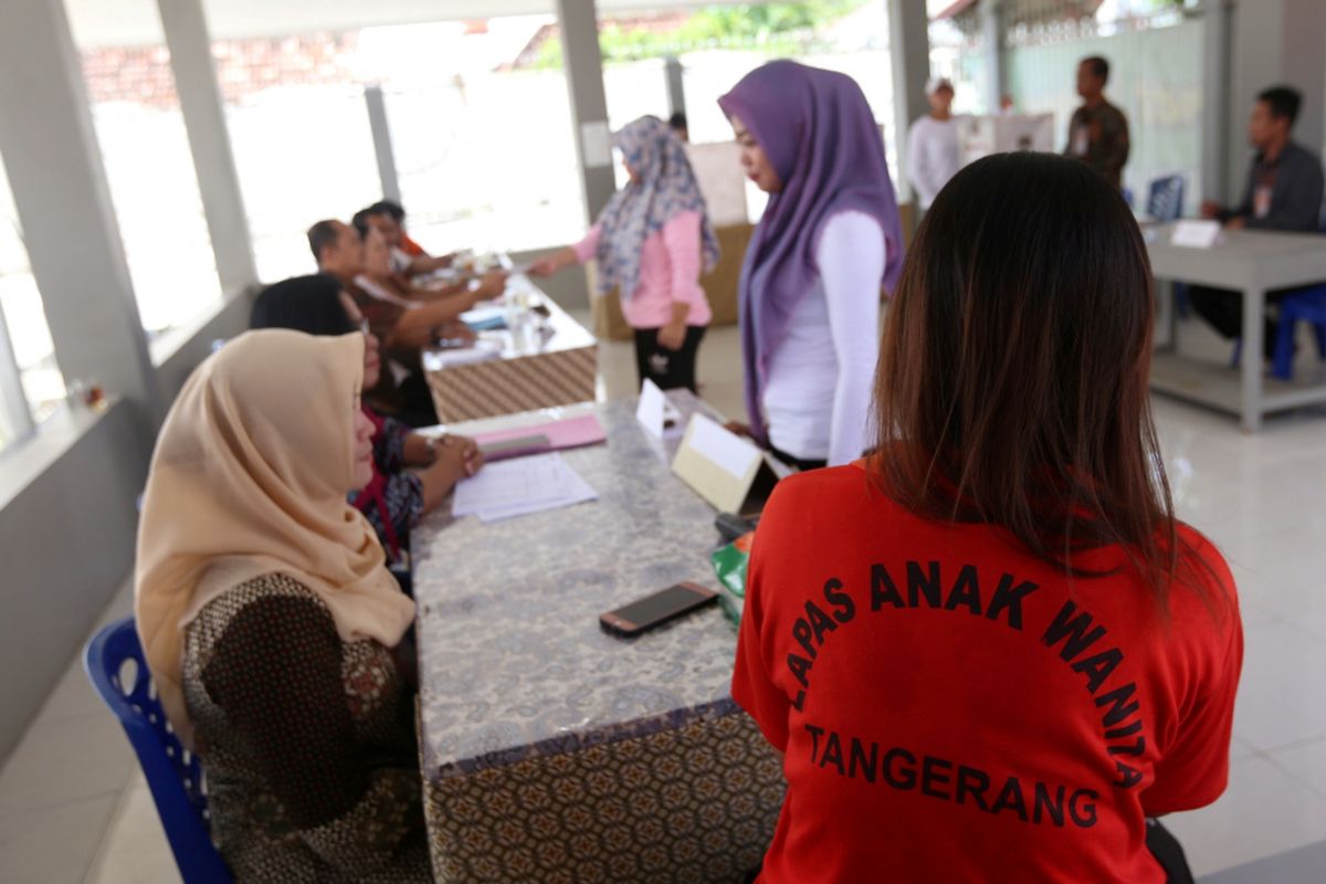 Sejumlah warga binaan menggunakan hak pilihnya di Tempat Pemungutan Suara (TPS) khusus di dalam Lapas Anak Wanita Kota Tangerang, Rabu (27/6/2018).  Sebanyak 31 warga binaan di TPS ini memberikan suara pada Pemilihan Kepala Daerah (Pilkada) serentak 2018.