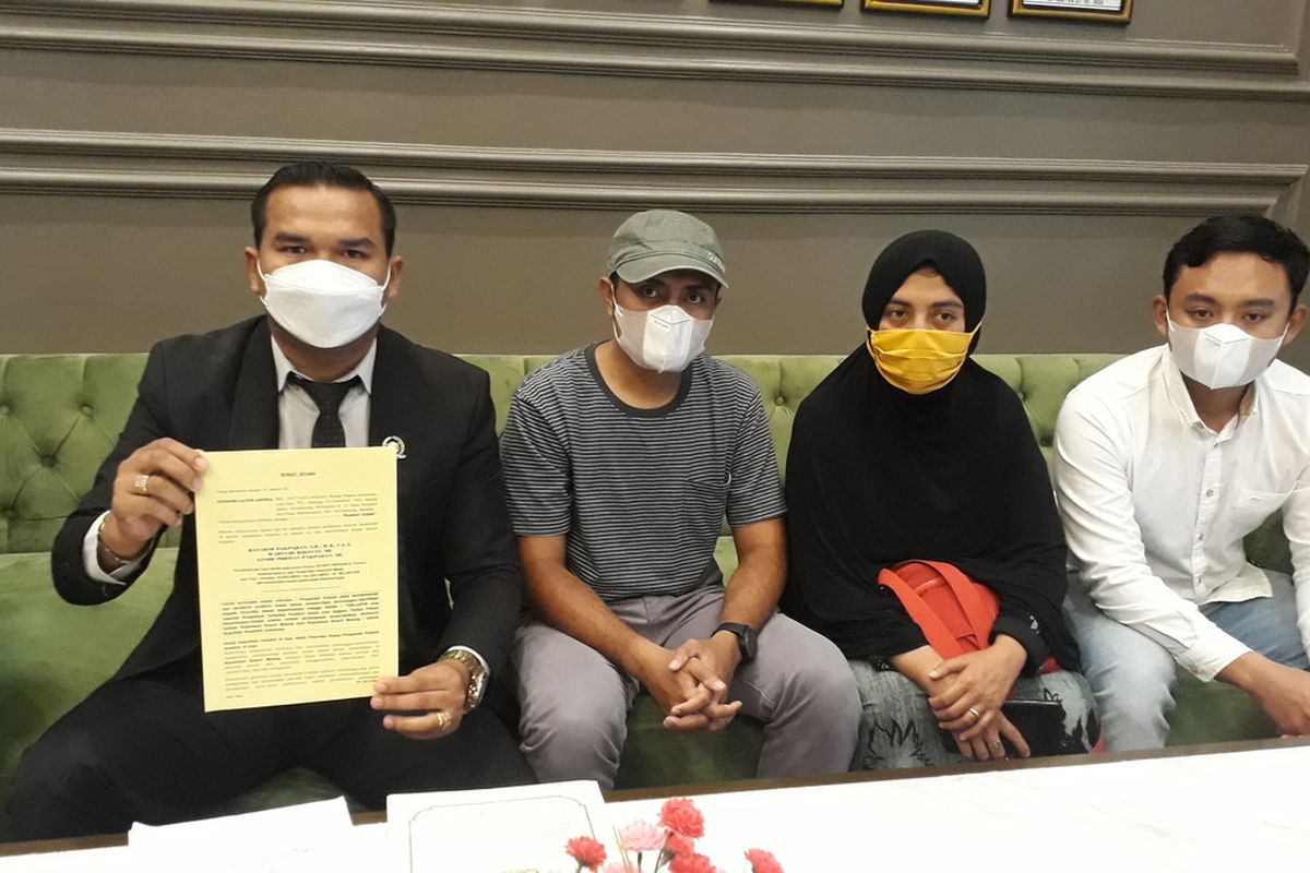 Majikan toko grosir sembako, F bersama kuasa hukumnya saat mendatangi Polres Malang, Jum'at (1/4/2022).