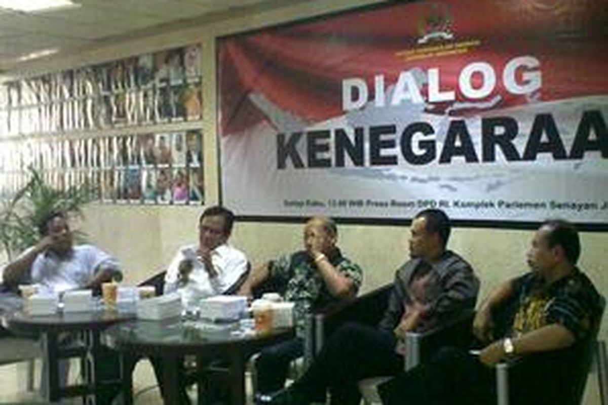 Dialog publik bertajuk 'Kabinet Baru: Hak Prerogatif vs Tuntutan Partai Koalisi' di Gedung DPD RI, Rabu (29/7) menghadirkan (ki-ka) moderator, Anggota DPP Demokrat M. Jafar Hafsyah, Ketua Fraksi PKS Mahfud Shiddiq dan pengamat politik Andrinof Chaniago.