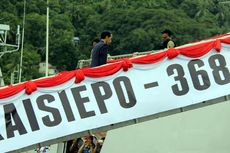 Presiden Jokowi Periksa Kapal Perang di Padang