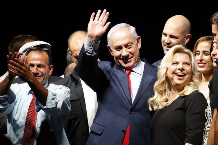Perdana Menteri Israel Benjamin Netanyahu dan istrinya Sara dalam pertemuan dengan Partai Likud di Tel Aviv Convention Center, pada 9 Agustus 2017. Pertemuan ini untuk memberi dukungan kepada perdana menteri yang sedang menghadapi penyelidikan kasus korupsi. 