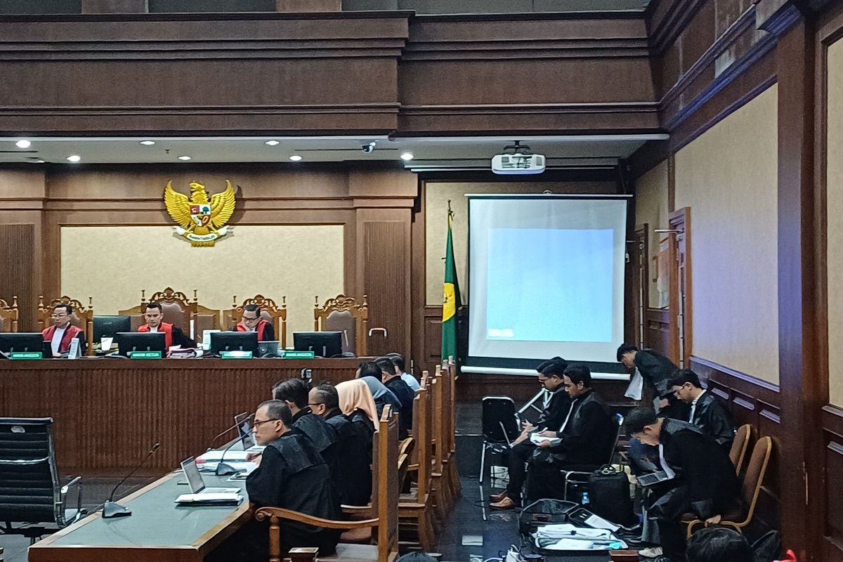 Sebagian tim kuasa hukum eks Menteri Perdagangan (Mendag) Thomas Trikasih Lembong alias Tom Lembong sempat duduk berdua pada satu kursi di Pengadilan Tipikor Jakarta Pusat, Selasa (17/6/2025).
