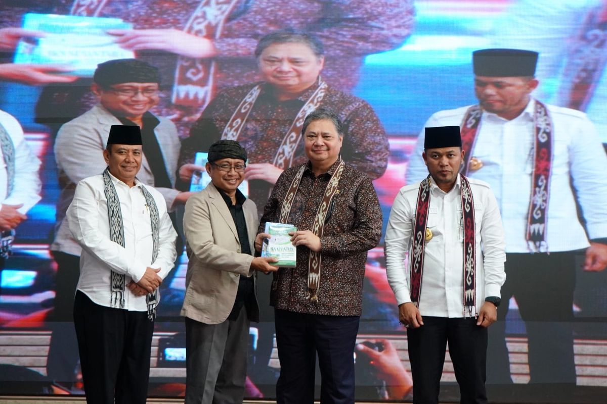 Menteri Koordinator (Menko) Bidang Perekonomian Airlangga Hartarto saat menghadiri Seminar Nasional: Transisi Energi Berkeadilan dan Peluang Green Jobs serta Green Economy di Kalimantan Timur dan Indonesia yang digelar di Universitas Balikpapan, Kalimantan Timur, Selasa (27/1/2026).