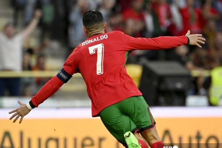 Penyerang Timnas Portugal Cristiano Ronaldo merayakan gol ke gawang Irlandia pada laga uji coba di Stadion Municipal, Aveiro, Portugal, pada Selasa (11/6/2024).