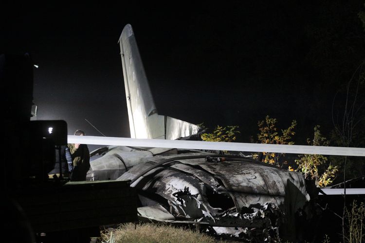Bangkai pesawat Antonov-26 yang jatuh di dekat pangkalan udara militer Chuhuiv, Ukraina, Jumat (25/9/2020). Sedikitnya 22 orang tewas termasuk para taruna militer, sedangkan 2 lainnya luka parah.