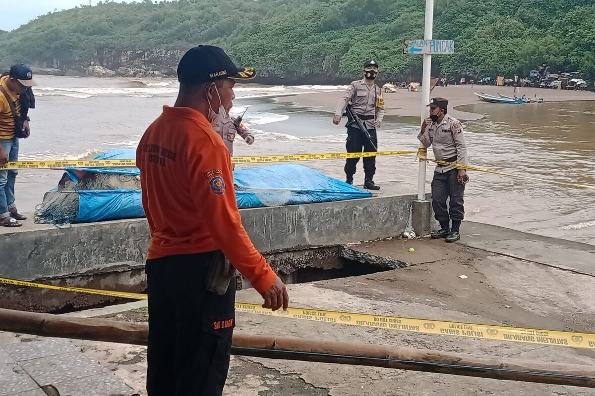 Pemasangan Garis Polisi di tanggul pemecah gelombang di Pantau Baron, Gunungkidul Rabu (1/6/2022)