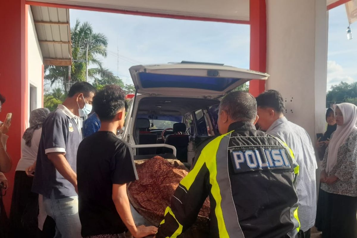 Pihak kepolisian membawa jasad siswa SMP korban kecelakaan tunggal di Dharmasraya di rumah sakit, Kamis (7/5/2026).