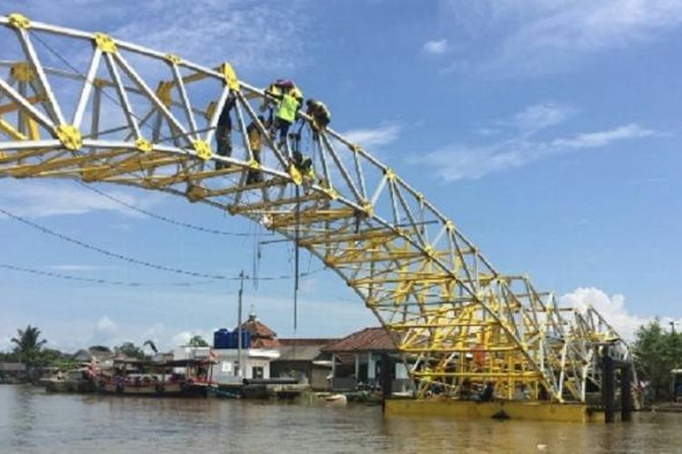 Jembatan dengan teknologi apung pertama di Indonesia, dibangun di Cilacap, Jawa Tengah.