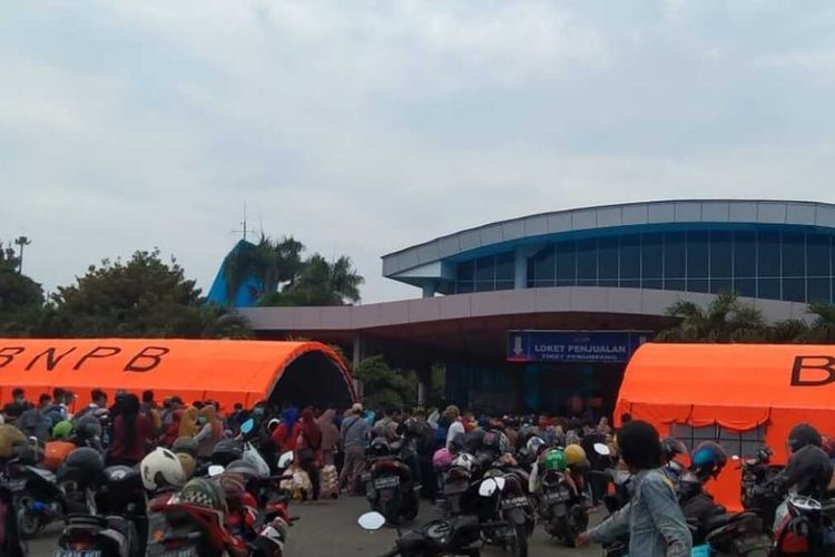 Ratusan pemudik yang mengantre di Pelabuhan Bakauheni. (FOTO: Dok. warga)