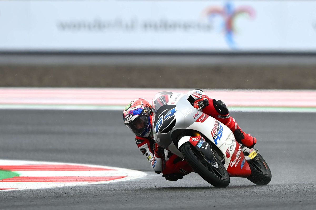 Pebalap Honda Team Asia Mario Suryo Aji memacu kecepatan sepeda motornya saat latihan bebas 3 (FP3) Moto3 seri Pertamina Grand Prix of Indonesia 2022 di Pertamina Mandalika International Street Circuit, Lombok Tengah, NTB, Sabtu (19/3/2022). Ajang balapan MotoGP seri kedua 2022 tersebut berlangsung pada 18-20 Maret 2022.