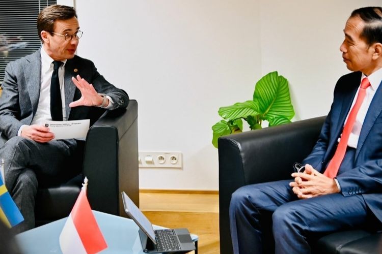 Indonesia's President Joko Widodo (right) and Swedish Prime Minister Ulf Kristersson (left) hold a bilateral meeting on the sidelines of the ASEAN-EU Commemorative Summit in Brussels, Belgium on Wednesday, December 14, 2022. 