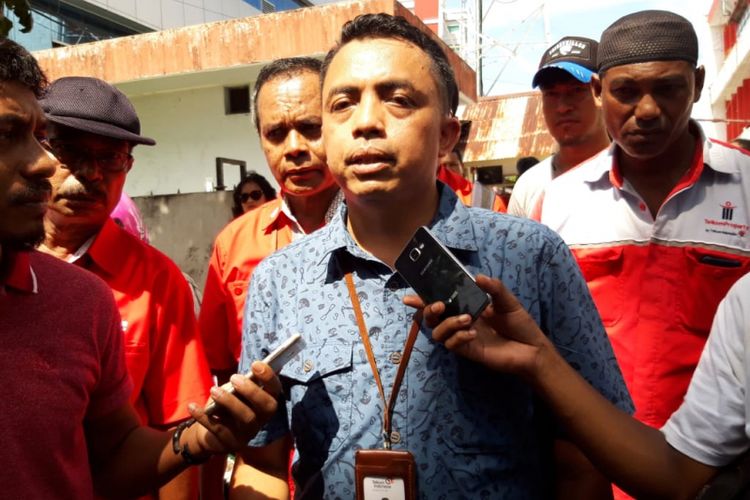 General Manager PT Telkom Indonesia (Persero) tbk Wilayah Maluku, Haris Setiawan saat memberikan keterangan kepada waratwan di depan kantornya di Jalan Pattimura Ambon, Rabu (6/2/2019)