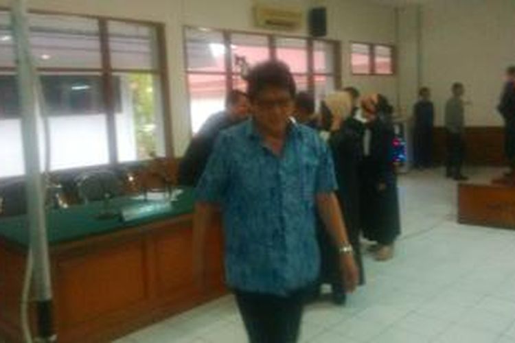 Herry Hurhayat, mantan Kepala Dinas Pendapatan Pengelolaan Keuangan dan Aset Daerah (DPKAD) yang menjadi salah satu terdakwa dalam kasus suap bansos Pemkot Bandung dan kasus suap hakim usai menjalani sidang agenda vonis di Pengadilan Negeri Bandung, Jalan RE. Martadinata, Bandung, Jawa Barat, Kamis, (12/12/2013).