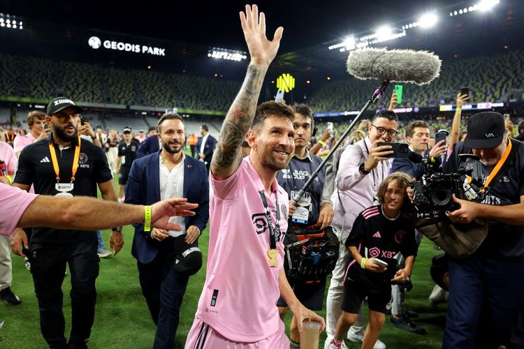 Bodyguard Lionel Messi, Yassine Chueko (baju hitam memakai topi) terlihat berada di lapangan untuk mengawal sang megabintang setelah kemenangan Inter Miami atas Nashville FC di final Leagues Cup 2023 pada 19 Agustus.