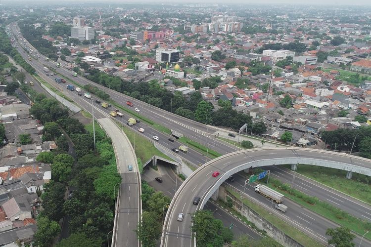 Pengerjaan girder tol Becakayu di JORR