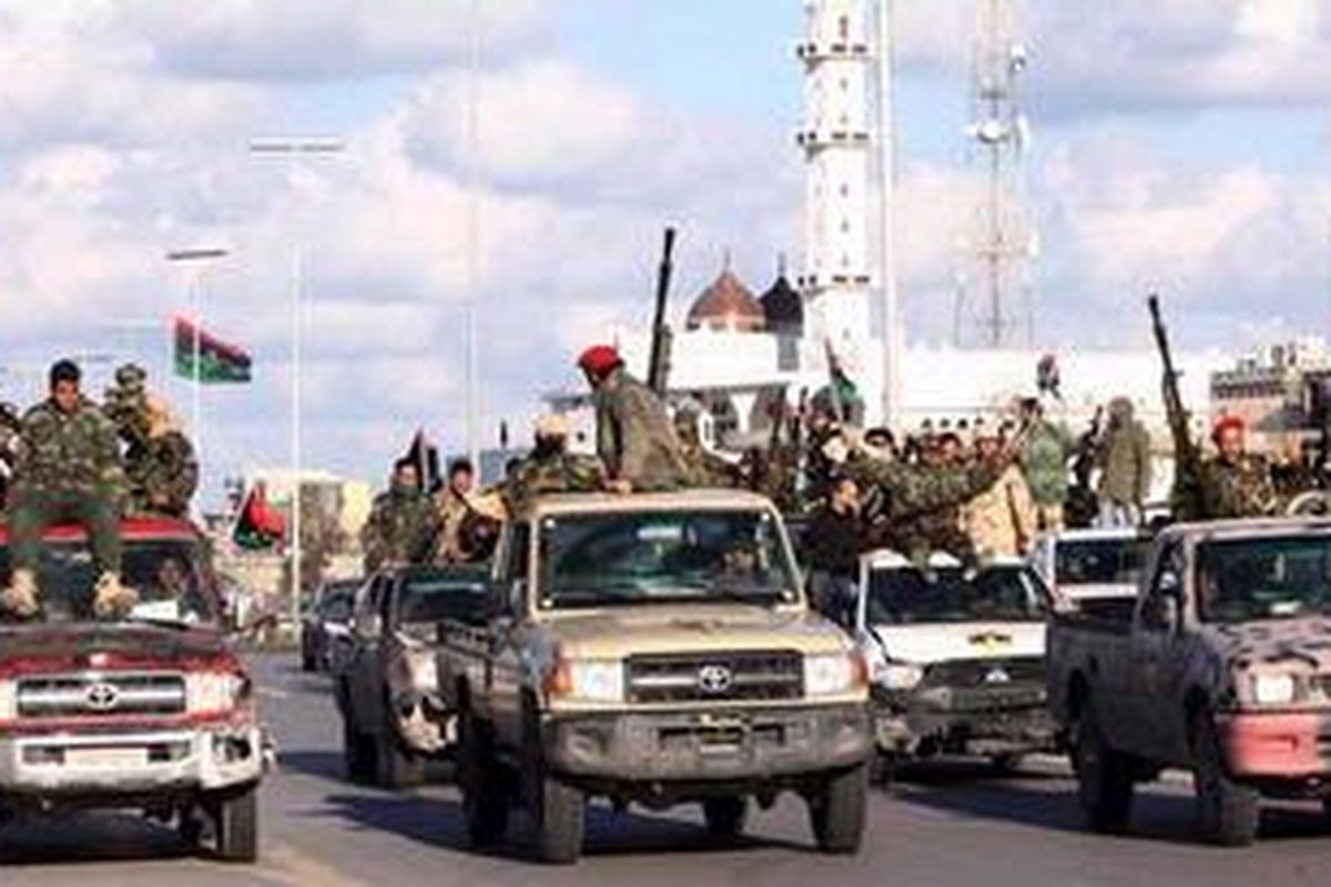 Personel angkata bersenjata baru Libya, di bawah Dewan Transisi Nasional, berparade di jalan utama ibukota Tripoli, Selasa (14/2/2012)untuk memperingati satu tahun dimulainya pemberontakan terhadap rezim Moammar Khadafy. 