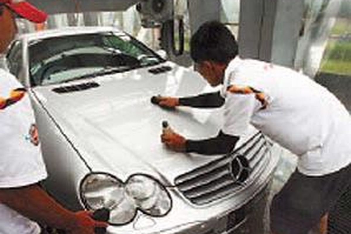 Mobil diolesi emulsi AWP setelah disemprot air bertekanan tinggi.