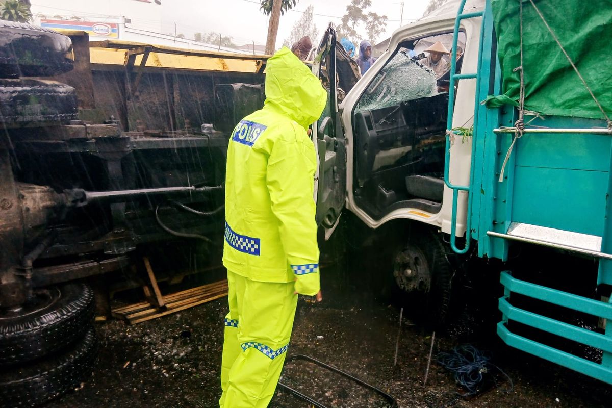 Kecelakaan lalu lintas yang melibatkan tiga kendaraan terjadi di Jalan Tambi–Temanggung, tepatnya di wilayah Desa Tambi, Kecamatan Kejajar, Kabupaten Wonosobo, Kamis (4/12/2025). 