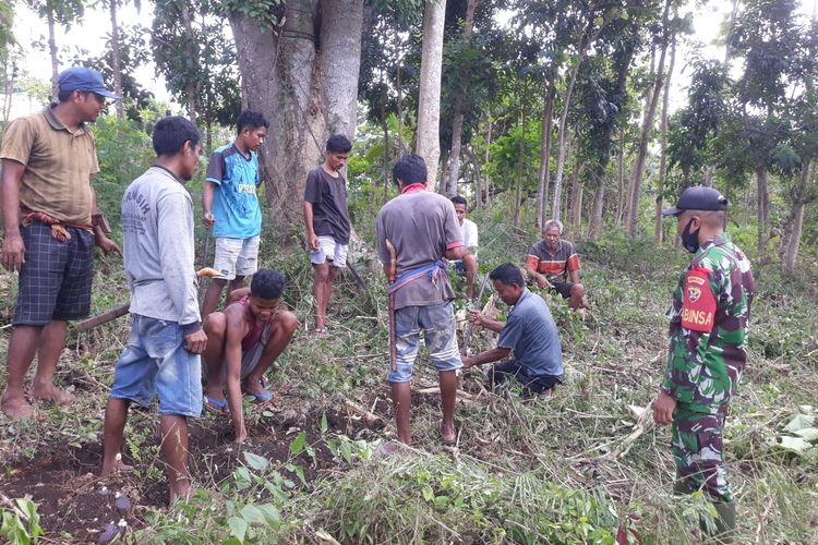 Desa Patiala Dete, Kecamatan Laboya Barat, Kabupaten Sumba Barat, Nusa Tenggara Timur (NTT), bersama anggota TNI menggali saluran untuk pipa air dari sumber mata air