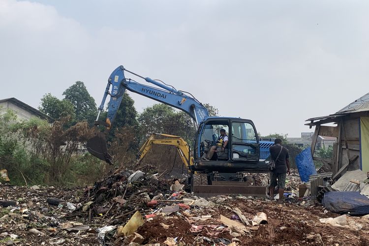 Area Tumpukan Sampah yang Terbakar di Jaktim Awalnya Mau Jadi Waduk, Kenapa Malah Jadi TPS Liar?