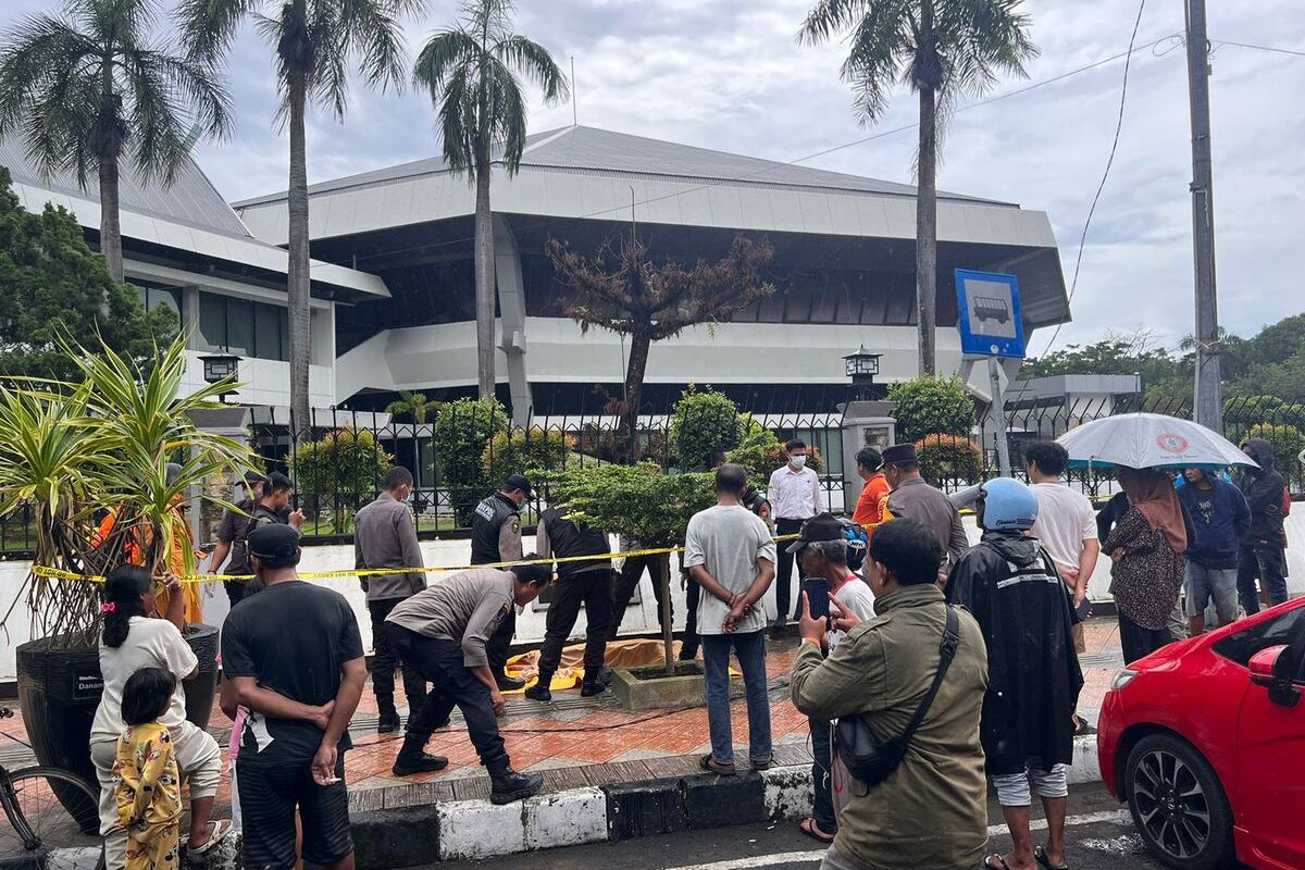 Tim Inafis Polrestabes Makassar dan Tim Biddokkes Polda Sulsel saat olah TKP penemuan mayat perempuan tanpa identitas di Jalan Jenderal Sudirman Kecamatan Ujung Pandang, Kota Makassar, Sulawesi Selatan (Sulsel) Rabu (31/1/2024).