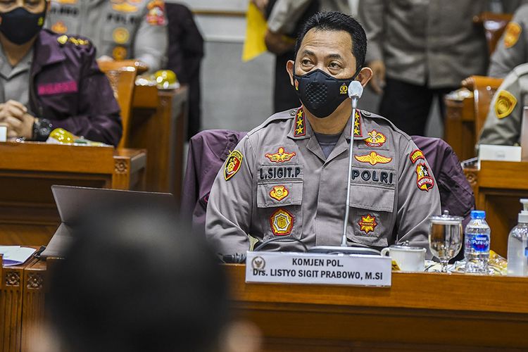 Kabareskrim Polri yang juga calon Kapolri Komjen Pol Listyo Sigit Prabowo bersiap mengikuti Uji Kelayakan dan Kepatutan Calon Kapolri di ruang Komisi III DPR, Kompleks Parlemen, Jakarta, Rabu (20/1/2021). Calon Kapolri Komjen Pol Listyo Sigit Prabowo merupakan calon tunggal Kapolri yang diajukan Presiden Joko Widodo ke DPR untuk menggantikan Jenderal Pol Idham Aziz yang memasuki masa pensiun.