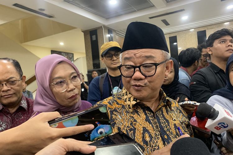 Mendikdasmen Abdul Mu'ti saat ditemui di Kantor Kemendikdasmen, di Jakarta Pusat, Rabu (22/10/2025).