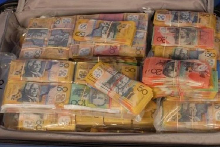 Lembaran uang kertas senilai 50, 100 dan 20 dollar Australia (atau setara Rp 500.000, Rp 1 juta, Rp 200.000) terlihat dalam koper yang ditemukan di wilayah Wetherill Park, Sydney.