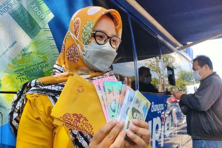 Ilustrasi penukaran pecahan uang rupiah baru. Simak lokasi penukaran uang baru di kas keliling dan titik perbankan di wilayah Bandung selama bulan Ramadhan 2024.