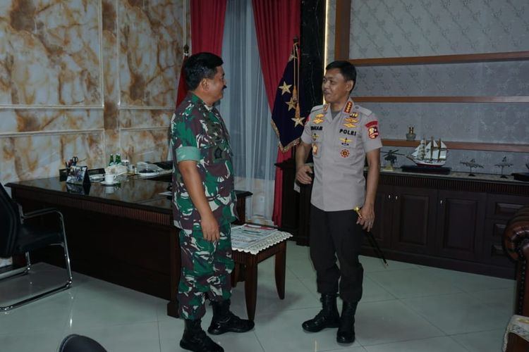 Kapolri Jenderal Pol Idham Azis dan Panglima TNI Marsekal Hadi Tjahjanto dalam pertemuan tertutup di Jalan Medan Merdeka Barat, Jakarta Pusat, Jumat (1/11/2019).