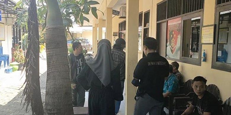 Sejumlah santriwati yang diduga menjadi korban pelecehan seksual seorang pengajar sebuah pondok pesantren di Batang, Jawa Tengah, melayangkan laporan ke Mapolres Batang, Kamis (27/7/2023).