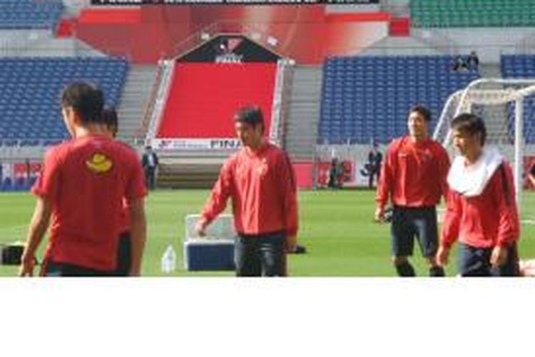 Para pemain Kashima Antlers melakukan uji coba lapangan di Stadion Saitama, Jumat (30/10/2015), menjelang pertandingan final J League Yamazaki Nobisco Cup melawan juara bertahan, Gamba Osaka, di tempat yang sama, Sabtu (31/10). Tampak pemain senior Kashima, Mitsuo Ogasawara (tengah) dan bek Gen Shoji (2 dari kanan).