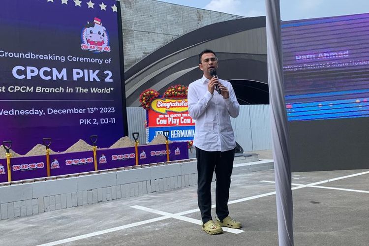 Presenter kondang Raffi Ahmad hadir dalam acara groundbreaking ceremony of CPCM PIK 2, Jakarta Utara, Rabu (13/12/2023).