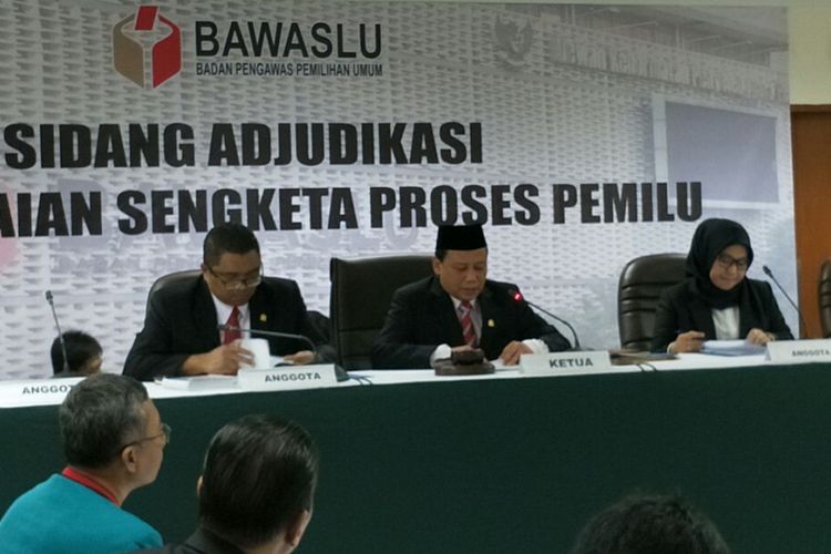 Sidang adjudikasi penyelesaian sengketa hasil penetapan partai politik peserta Pemilu 2019 oleh Bawaslu RI, Jakarta, Selasa (27/2/2018).