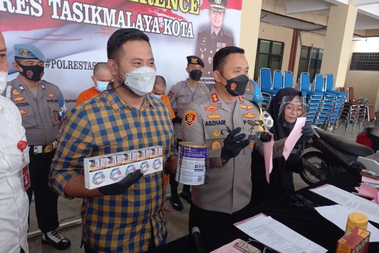 Kepala Satreskrim dan Kapolresta Tasikmalaya menunjukkan bukti-bukti dan tersangka pembobolan minimarket di Kota Tasikmalaya, Rabu (6/10/2021).