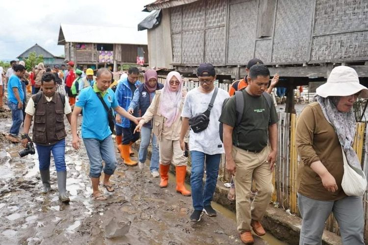 Wakil Bupati Sumbawa mengunjungi warga terdampak banjir bandang di Kecamatan Empang dan Tarano 