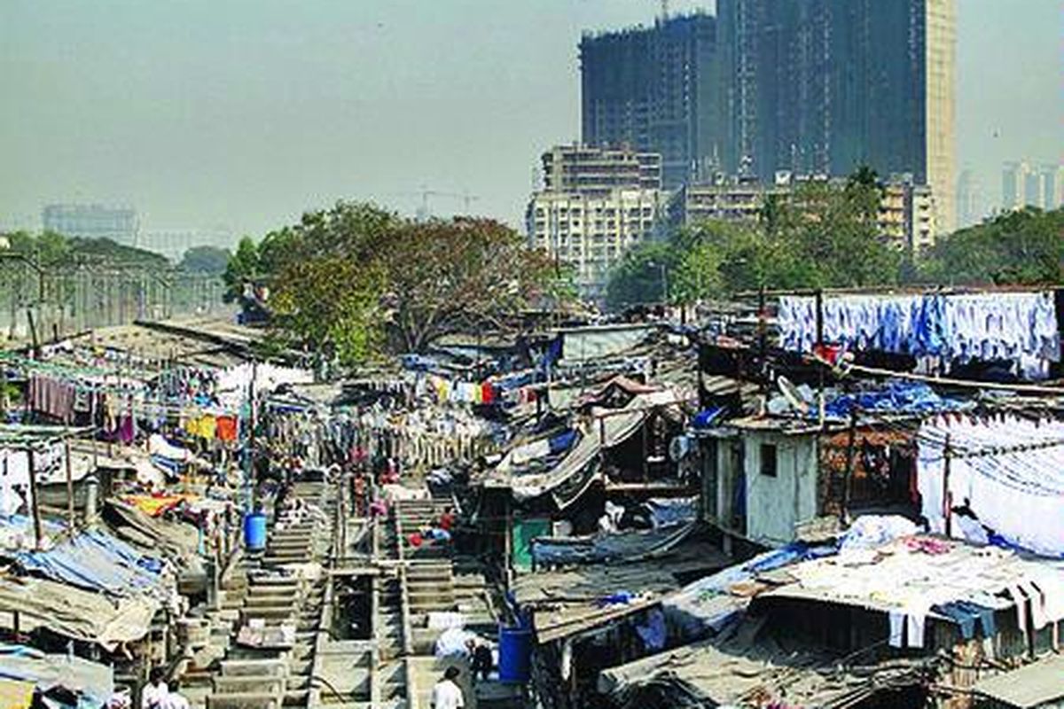 Permukiman kumuh di salah satu bagian kota Mumbai, India. Pemerintah India menghadapi tantangan memenuhi kebutuhan listrik bagi penduduknya yang berjumlah 1,15 miliar jiwa.